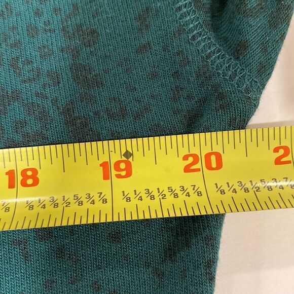 David Lerner Evereve green cheetah print top pullover size M - Picture 7 of 8